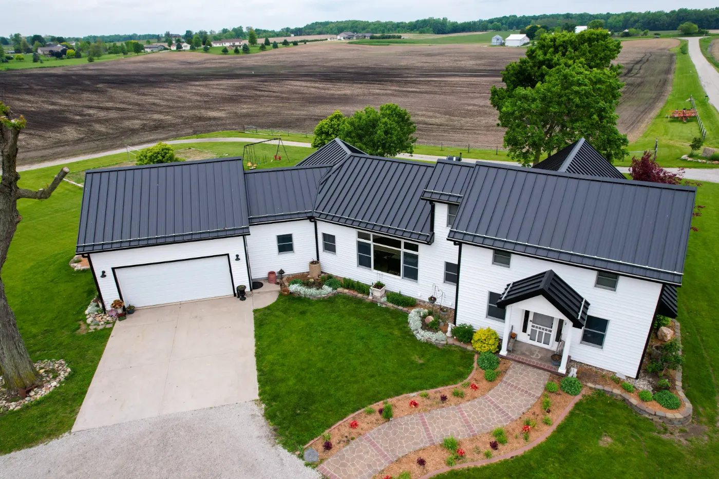Manufacturer-certified roof installation in Seelyville